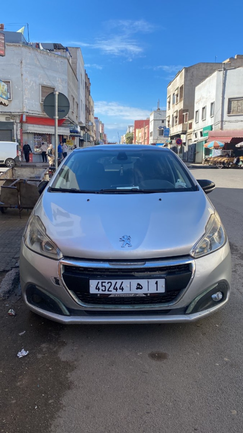 PEUGEOT 208